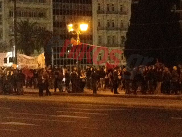 ΤΩΡΑ-ΦΩΤΟ-Ξεκινούν οι συγκεντρώσεις διαμαρτυρίας στο Σύνταγμα