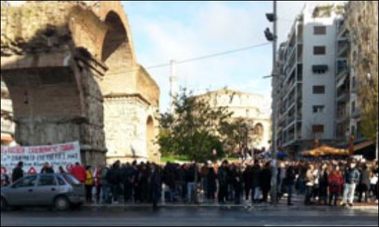 ΦΩΤΟ-Πληθαίνουν οι διαδηλωτές στη Θεσσαλονίκη
