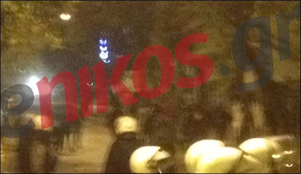 ΦΩΤΟ-Ομάδα 20 ατόμων πέρασε από τον φραγμό των ΜΑΤ ανενόχλητη