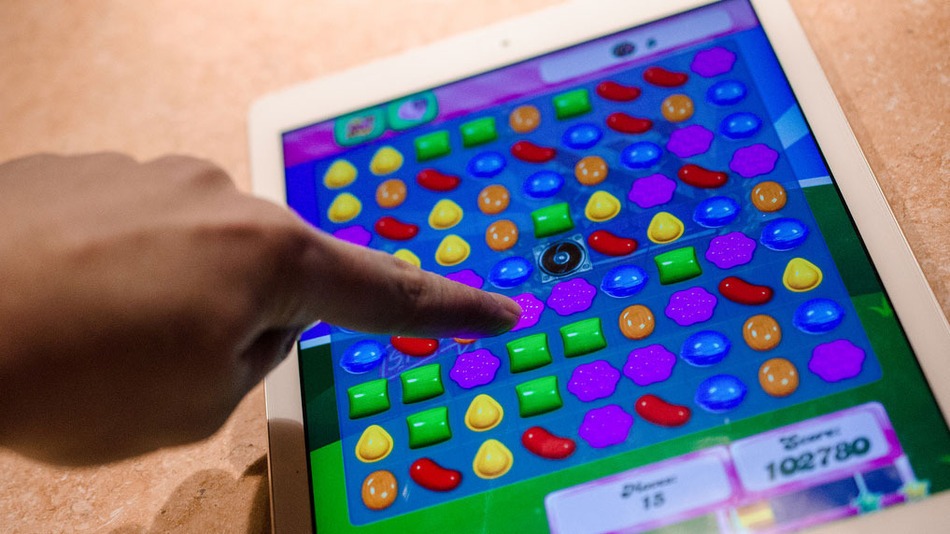 ΦΩΤΟ-Ποιες συντάξεις; Αυτός ο βουλευτής παίζει Candy Crash