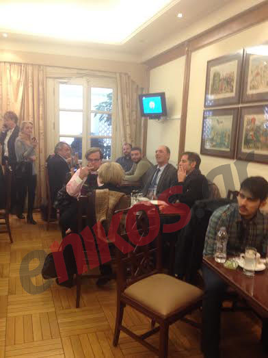 ΤΩΡΑ – Το «πηγαδάκι» Σταθάκη – Γιαταγάνα στη Βουλή μετά την ψηφοφορία – ΦΩΤΟ