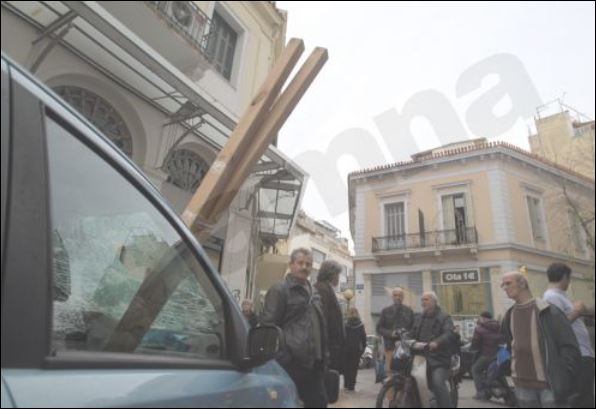 ‘Επεσε μπαλκόνι σε αυτοκίνητο-δείτε τις φωτογραφίες