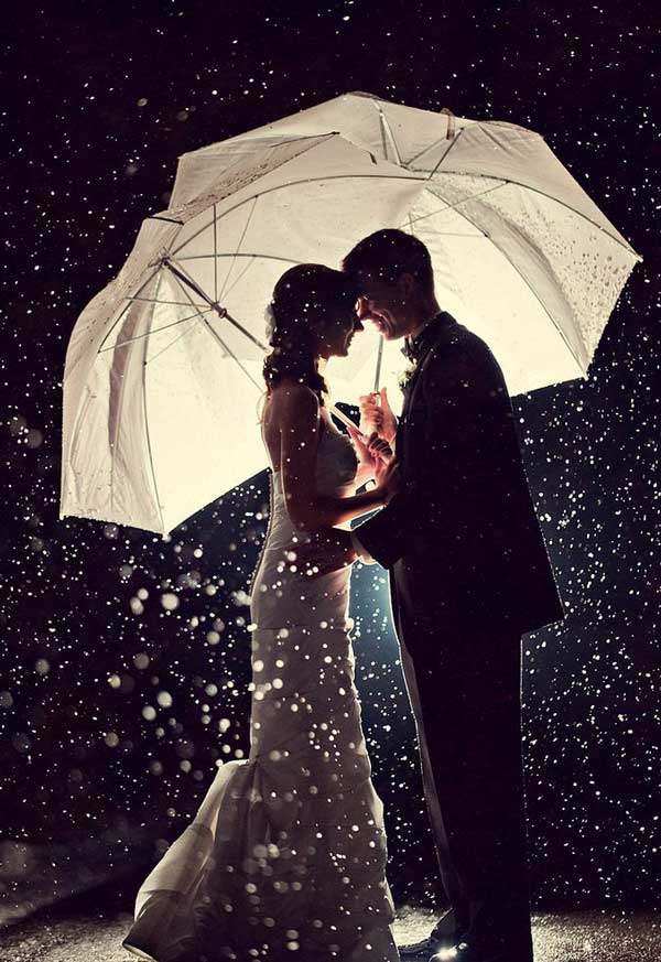 perierga.gr - Γαμήλιες πόζες εν μέσω... κακοκαιρίας!