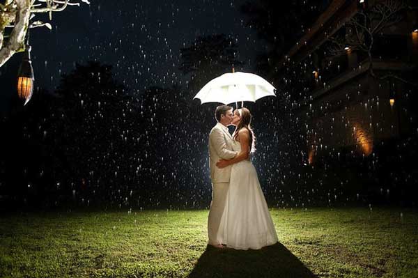 perierga.gr - Γαμήλιες πόζες εν μέσω... κακοκαιρίας!