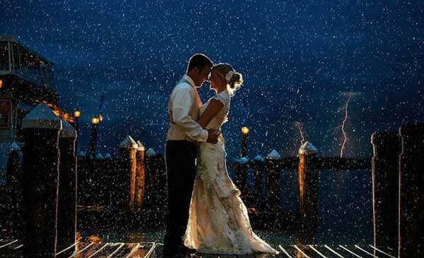 perierga.gr - Γαμήλιες πόζες εν μέσω... κακοκαιρίας!