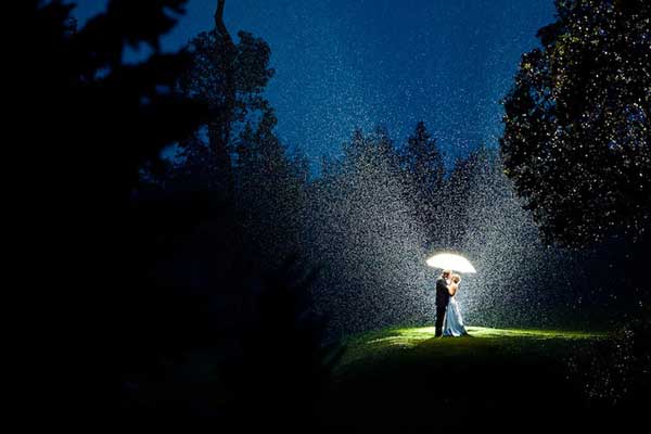 perierga.gr - Γαμήλιες πόζες εν μέσω... κακοκαιρίας!