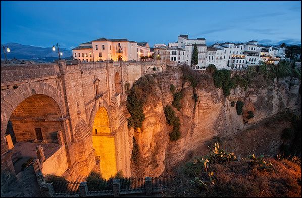 Μία πόλη στην άκρη του γκρεμού – ΦΩΤΟ