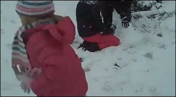 Παίζουν χιονοπόλεμο στην Πάρνηθα – ΒΙΝΤΕΟ