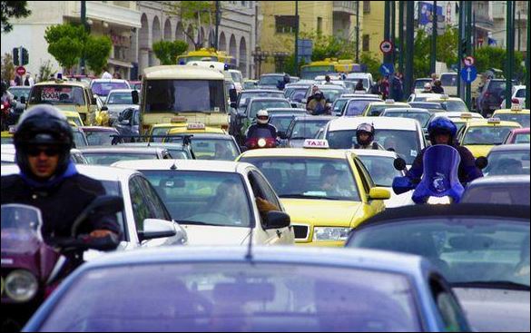 Αυτοκίνητο τυλίχθηκε στις φλόγες στη Βουλιαγμένης – Προβλήματα στην κυκλοφορία