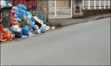 Σκουπίδια «βουνό» έξω από σχολεία της Τρίπολης – ΦΩΤΟ