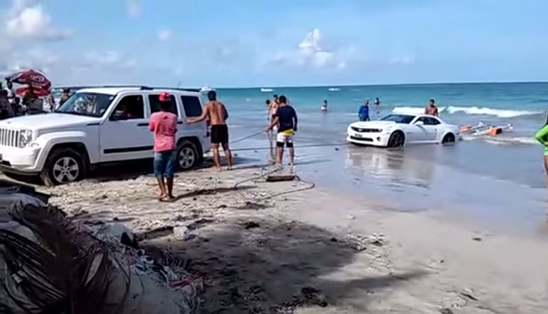 Τζιπ “ψάρεψε” μία Camaro – ΒΙΝΤΕΟ