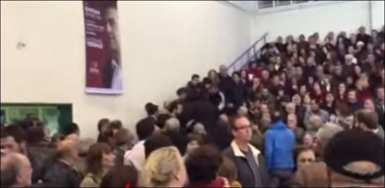 Πανό για το γήπεδο της ΑΕΚ στην ομιλία του Τσίπρα – ΒΙΝΤΕΟ