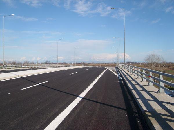 Ανατροπή φορτηγού στην Πιερία-Προβλήματα στην κυκλοφορία