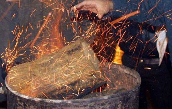 Ηλικιωμένη παραλίγο να καεί από μαγκάλι