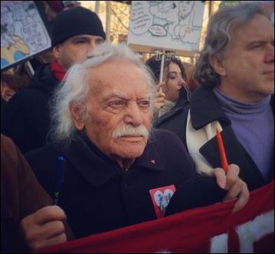 O Mανώλης Γλέζος ανάμεσα στους διαδηλωτές στο Παρίσι – ΦΩΤΟ