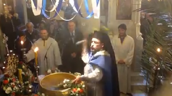 “Μπάνιο” με αγιασμό στους πιστούς – ΒΙΝΤΕΟ