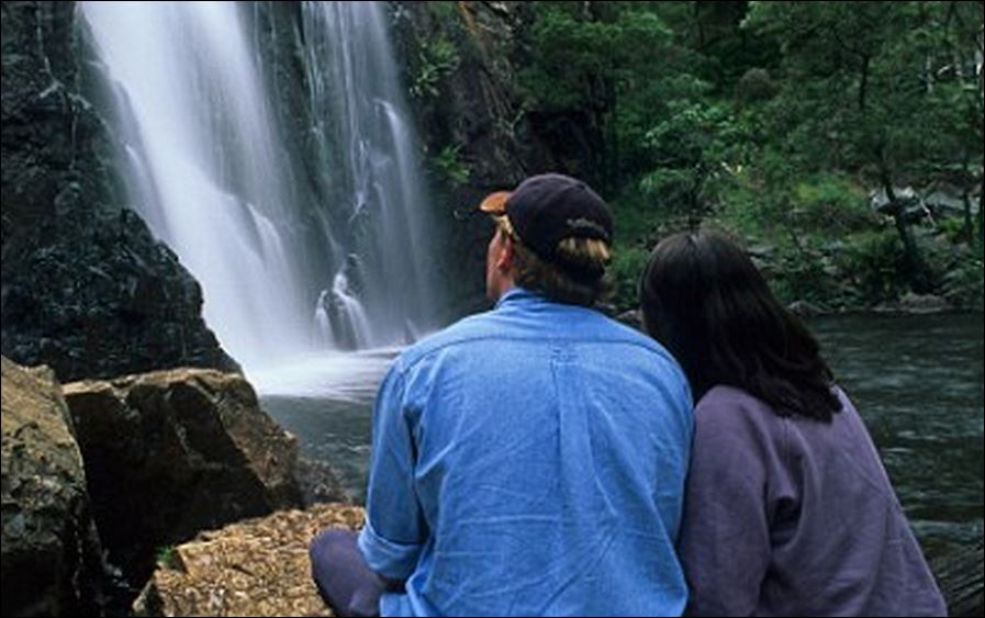 Σοκ-18χρονη ερωτεύτηκε και αρραβωνιάστηκε τον πατέρα της