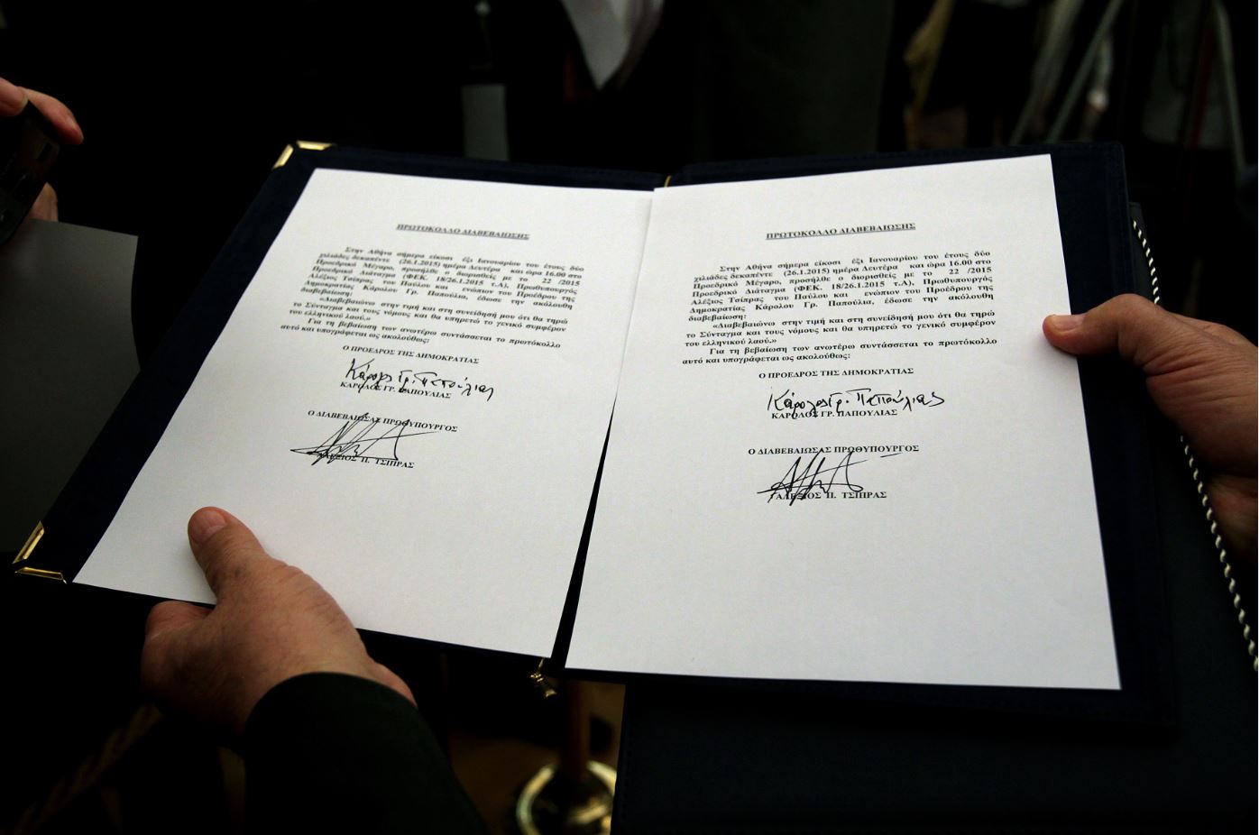 Οι υπογραφές Παπούλια – Τσίπρα στο πρωτόκολλο ορκωμοσίας – ΦΩΤΟ
