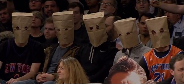 Φόρεσαν σακούλες από ντροπή για την ομάδα τους – ΒΙΝΤΕΟ