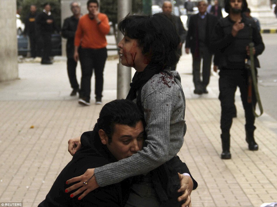 ΣΟΚ – Αίγυπτος – Διαδηλώτρια πεθαίνει στην αγκαλιά αγνώστου – ΦΩΤΟ