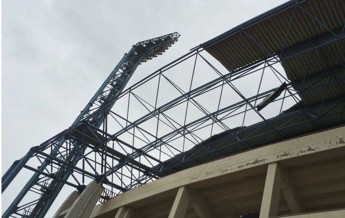 Οι άνεμοι “ξήλωσαν” το στέγαστρο στο Παγκρήτιο – ΦΩΤΟ