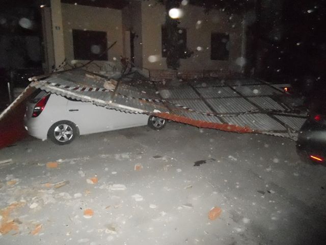Στέγη έπεσε σε αυτοκίνητα στα Γιάννενα – ΦΩΤΟ