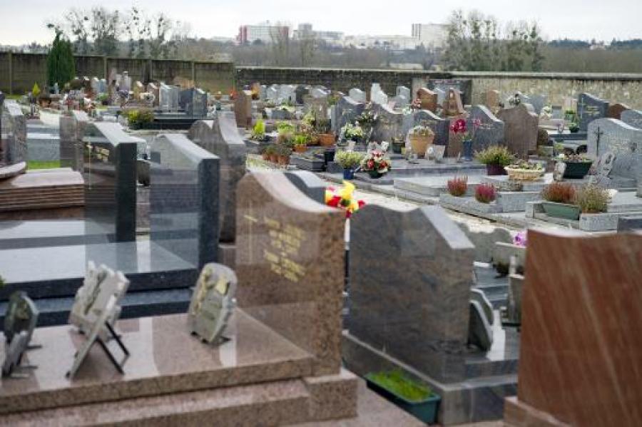 Αντιδράσεις προκάλεσε η άρνηση δημάρχου να ταφεί ένα βρέφος Ρομά σε δημοτικό κοιμητήριο – ΦΩΤΟ