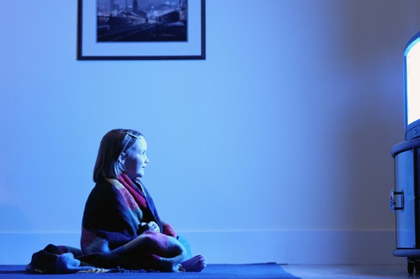 “Κολλημένα” με την τηλεόραση τα κορίτσια