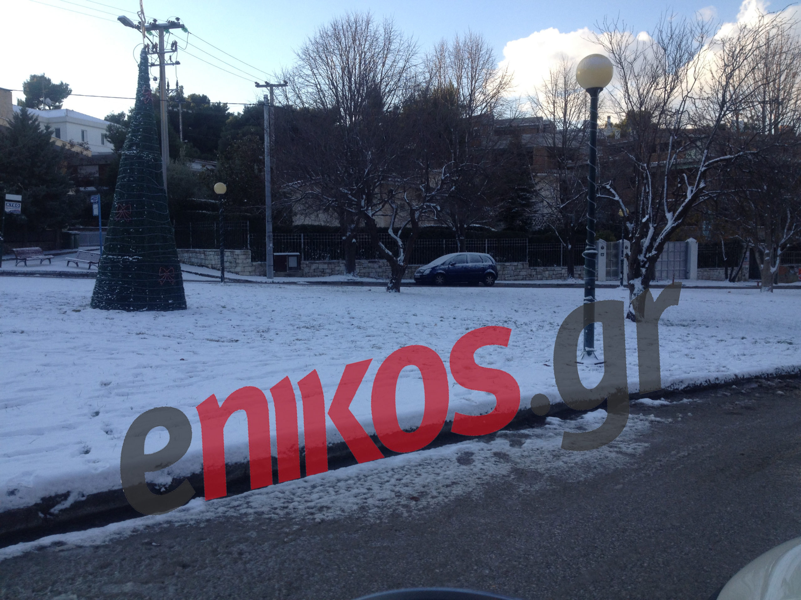 Λευκό τοπίο η πλατεία Πολιτείας – ΦΩΤΟ