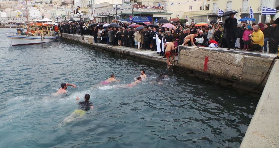 Με χαλάζι γιόρτασαν τα Θεοφάνεια στη Σύρο – ΒΙΝΤΕΟ