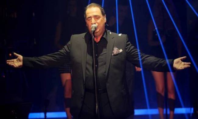 Ο Βασίλης Καρράς καθαρίζει πατάτες – ΦΩΤΟ