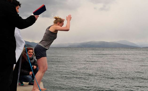 Γυναίκα από την Αλάσκα βούτηξε για τον σταυρό – ΦΩΤΟ