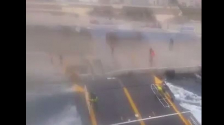 “Μάχη” με τα κύματα δίνει πλοίο στο λιμάνι της Τήνου – ΒΙΝΤΕΟ