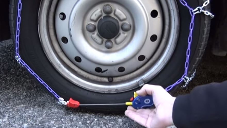 Οδηγίες για να βάλετε αλυσίδες στο αυτοκίνητο – ΒΙΝΤΕΟ