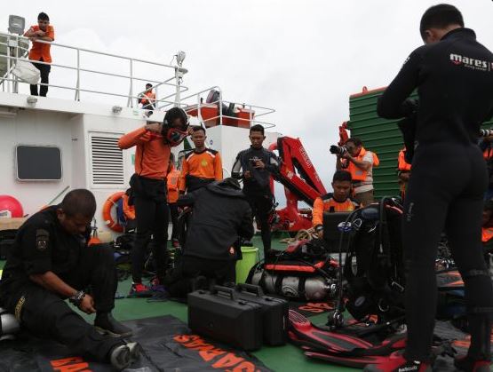 Airasia – Δύσκολος ο εντοπισμός σορών λόγω κακοκαιρίας