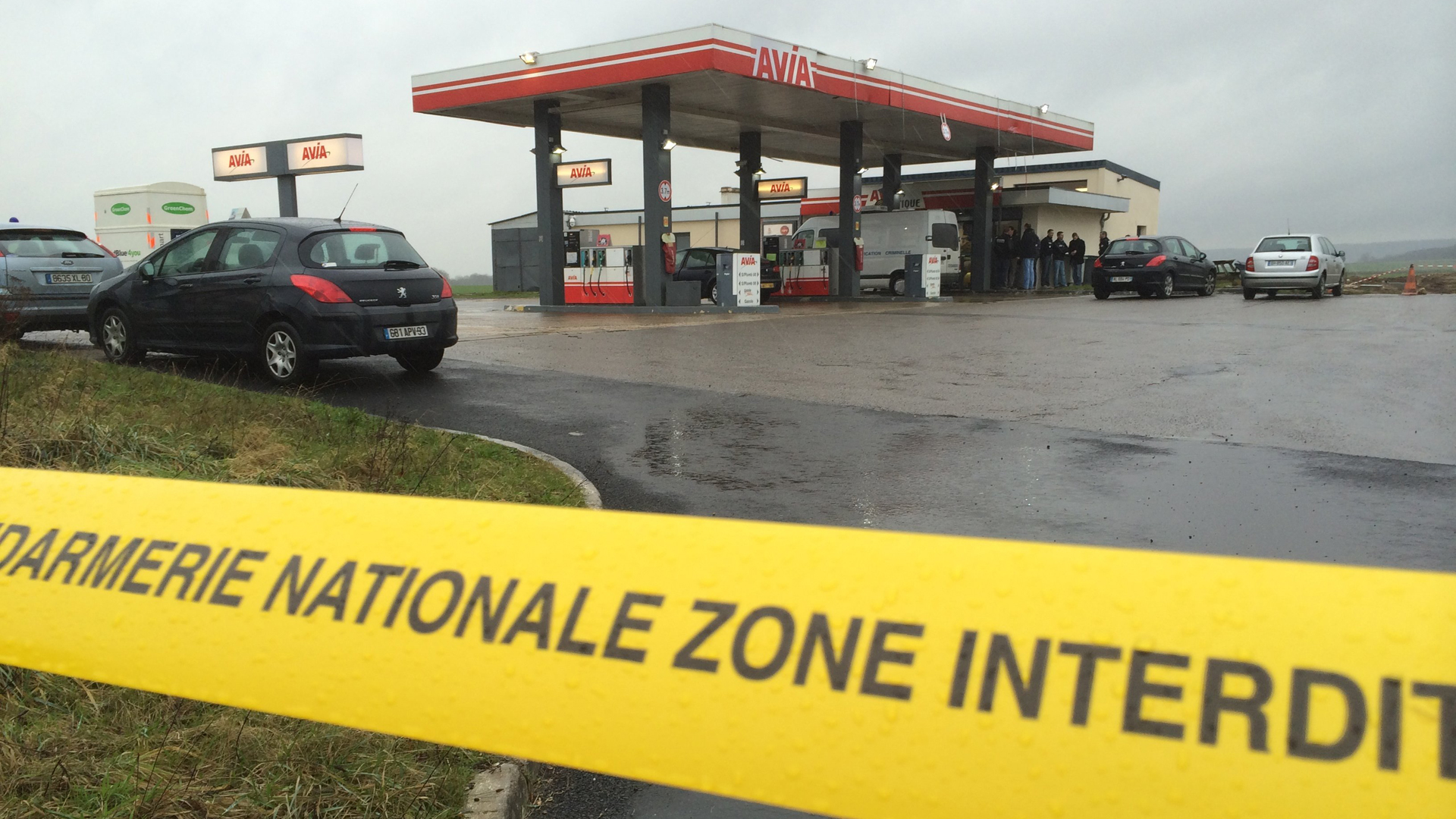 Charlie Hebdo – Σημαίες τζιχαντιστών και μολότοφ στο αυτοκίνητο των δραστών