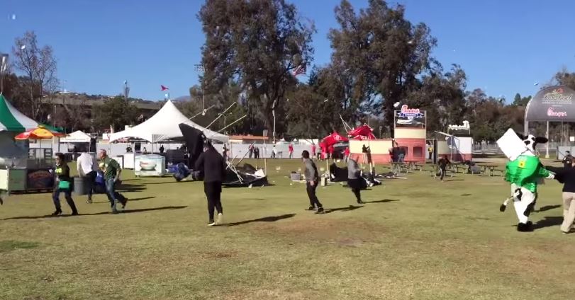 Ανεμοστρόβιλος κατέστρεψε υπαίθρια εκδήλωση – ΒΙΝΤΕΟ