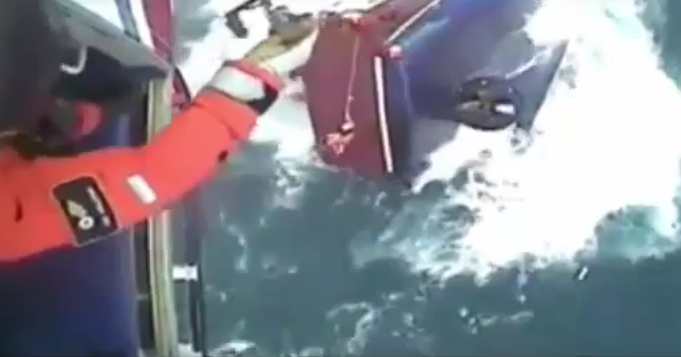 Οριακή διάσωση κατά τη βύθιση – Συγκλονιστικό Βίντεο