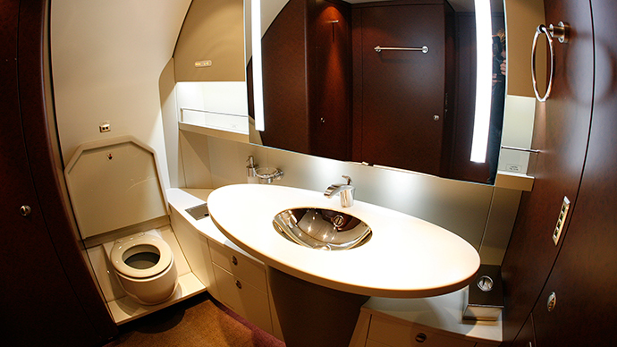 “Όρθιος στην τουαλέτα” με δικαστική απόφαση