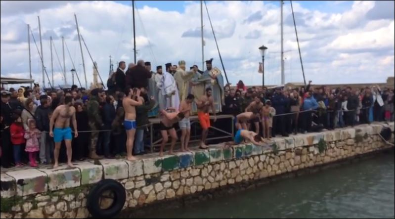 Για τον σταυρό στα παγωμένα νερά των Χανίων- ΒΙΝΤΕΟ