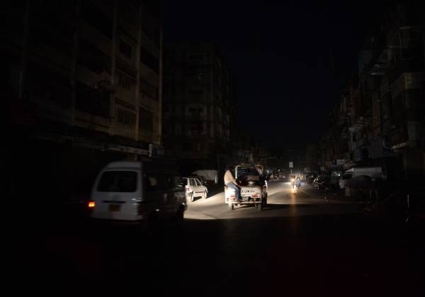 Στο σκοτάδι βυθίστηκε το 80% του Πακιστάν εξ αιτίας γενικού μπλακ άουτ
