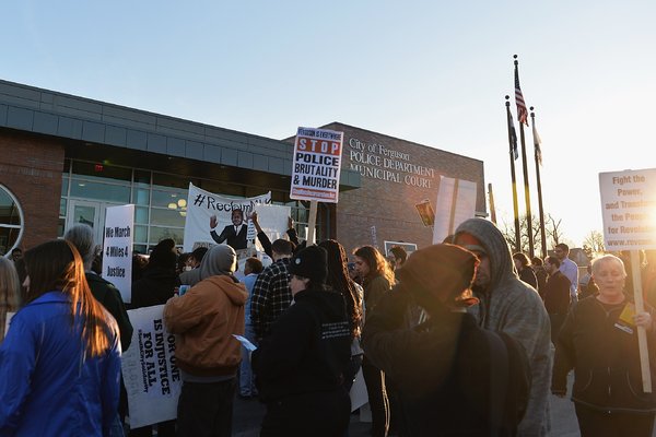 NYT: Το υπουργείο Δικαιοσύνης σκοπεύει να απαλλάξει από τις κατηγορίες τον αστυνομικό του Φέργκιουσον