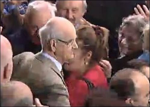 Ο Απόστολος Κακλαμάνης στην ομιλία του Παπανδρέου – ΦΩΤΟ