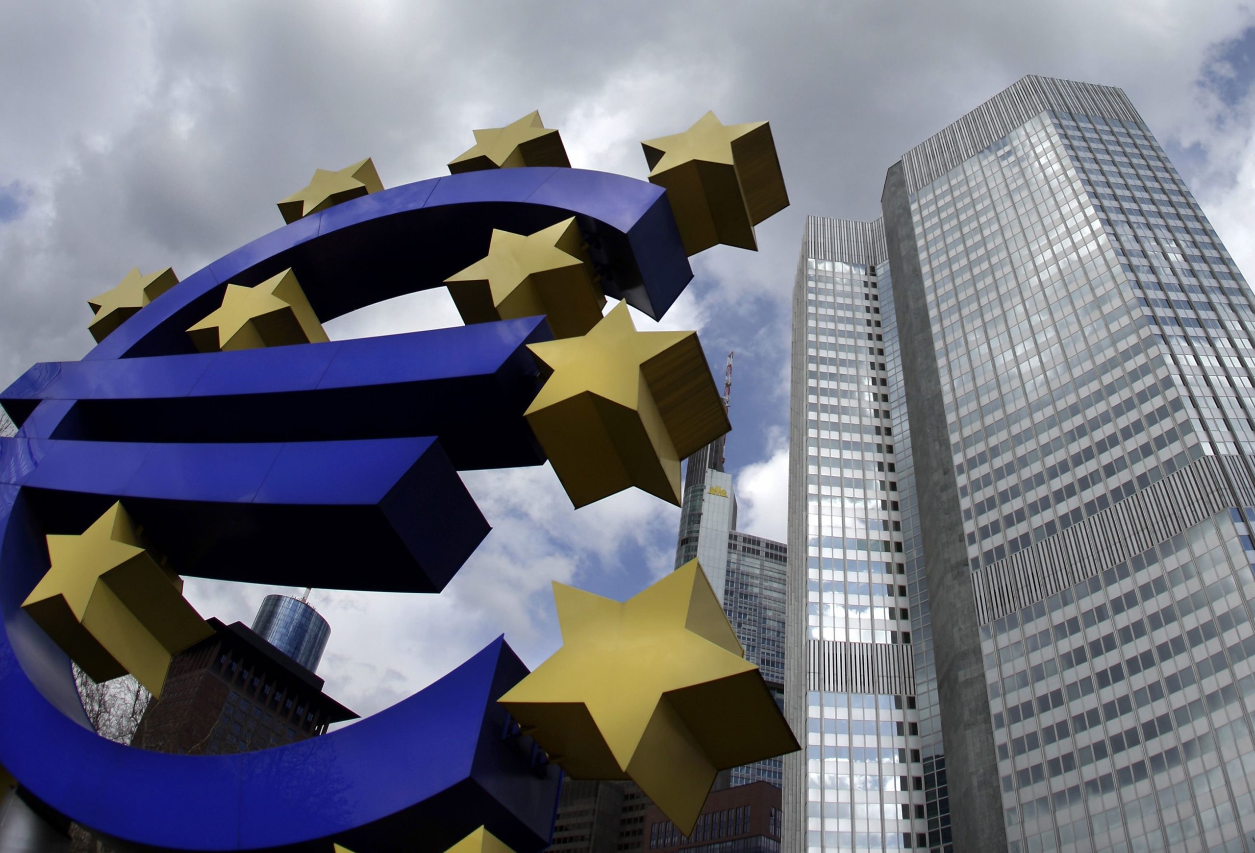 Rheinische Post: Ριψοκίνδυνη η στρατηγική της ΕΚΤ