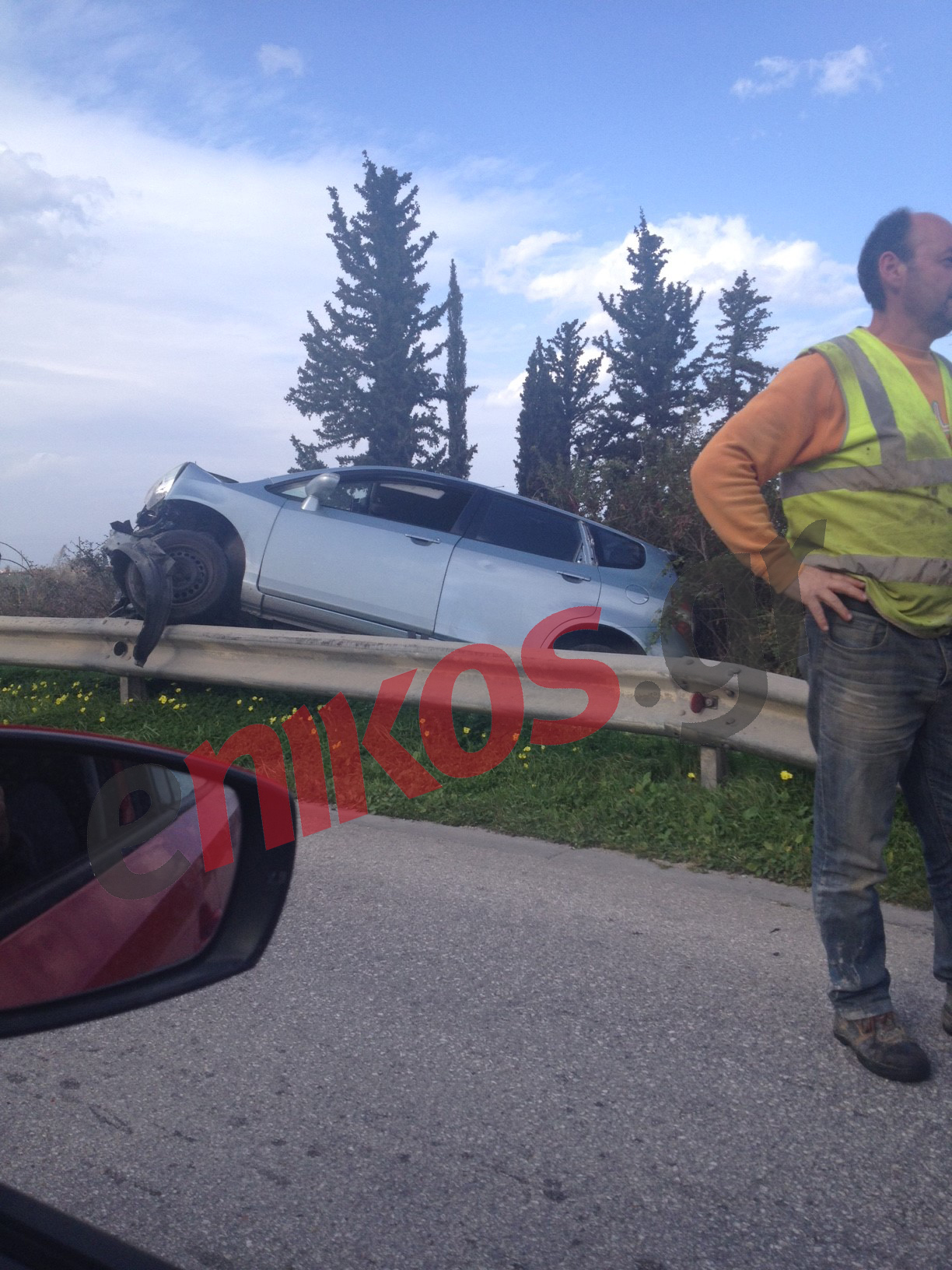 ΦΩΤΟ αναγνώστη – ΙΧ πάνω στις προστατευτικές μπάρες στο Ξυλόκαστρο