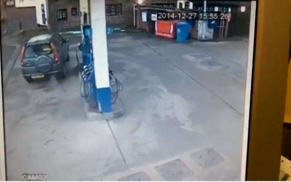 Ακόμα “παλεύει” να βάλει βενζίνη – ΒΙΝΤΕΟ