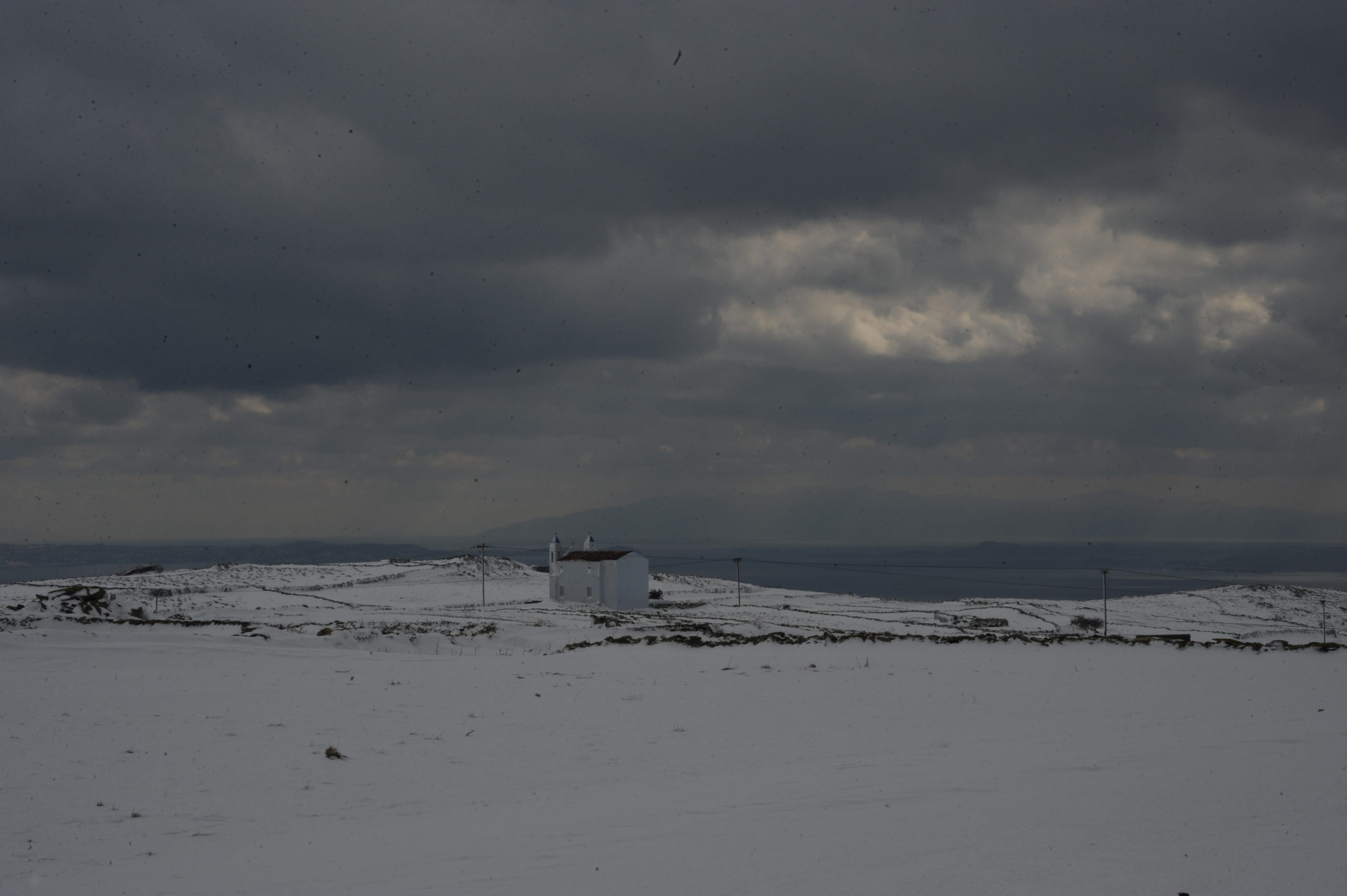 Μία ημέρα στην αποκλεισμένη από τα χιόνια Τήνο – ΦΩΤΟ