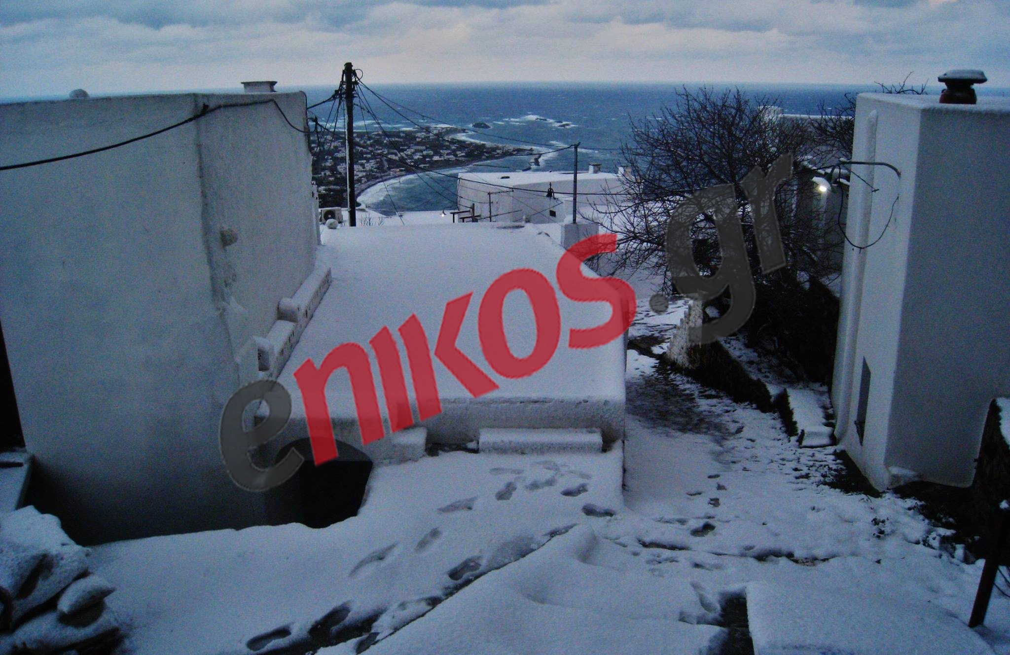 Πυκνό χιόνι στη Σκύρο – ΦΩΤΟ