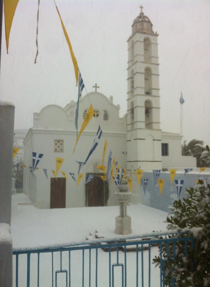 Στα “λευκά” η Τήνος – Εντυπωσιακές ΦΩΤΟ