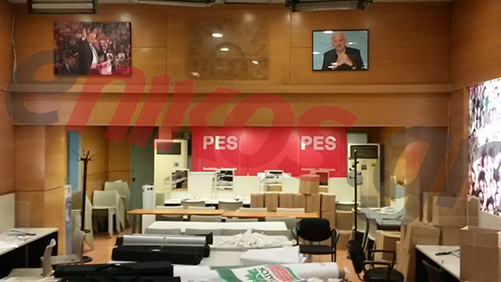 Βγάζουν τις φωτογραφίες του Παπανδρέου από τα γραφεία του ΠΑΣΟΚ – ΦΩΤΟ